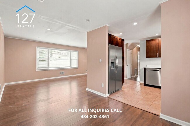 Foto del edificio - Spacious 4-Bedroom Single Family home with Large Backyard & Ample Storage