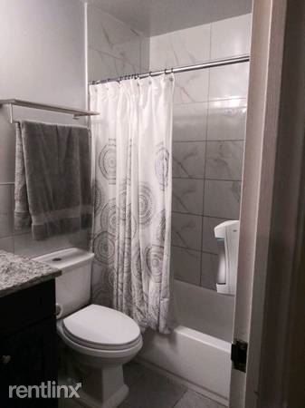 Foto del edificio - 3 br, 1 bath  - 6222 65th St