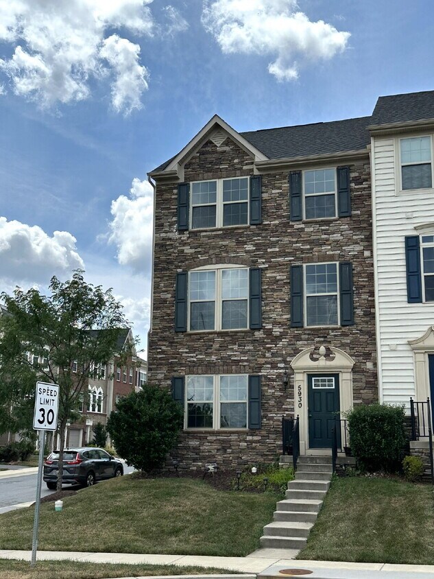 Foto principal - Three-Floor End Unit Townhome in Frederick