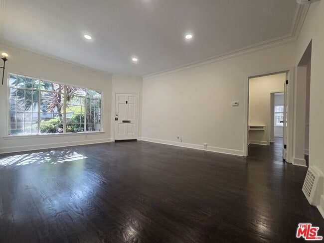 Foto del edificio - 107 N Sweetzer Ave