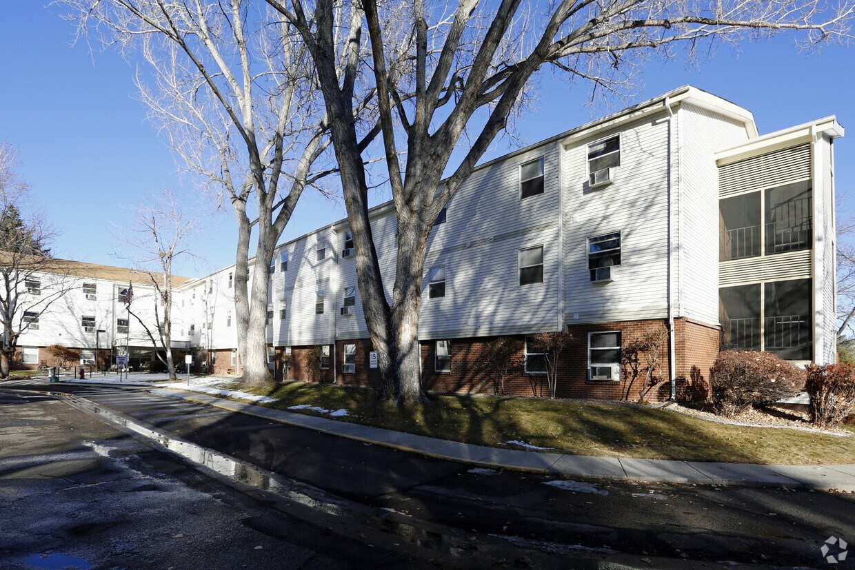 Mountain View Plaza Apartments in Longmont, CO