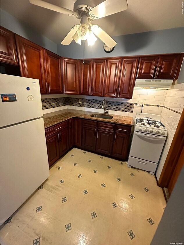 44 S Corona Ave, Valley Stream, NY 11580 Room for Rent in Valley