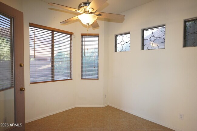 Foto del edificio - 7227 W Paradise Ln
