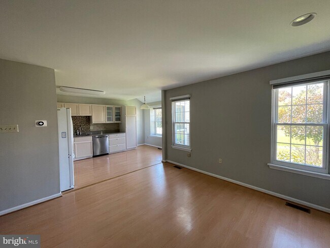 Building Photo - 12 Sparrow Walk