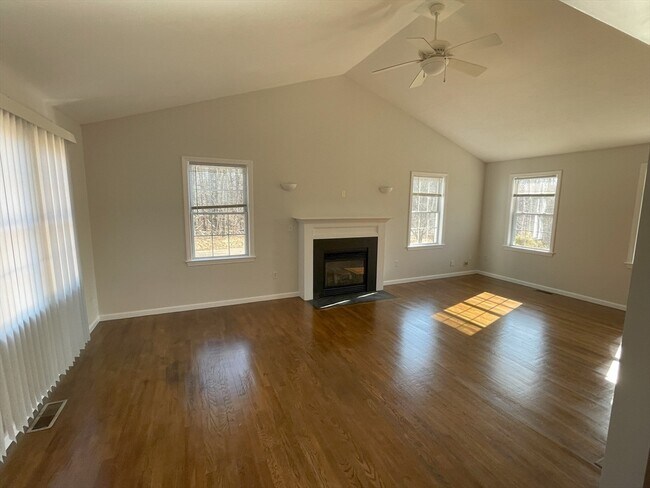Foto del edificio - 544 Erickson Rd