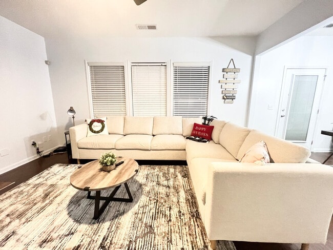 Building Photo - 6009 Mock Ives Ct NE