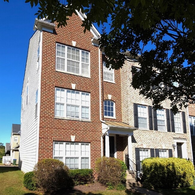 Building Photo - 4 BR Townhouse in Idlewild