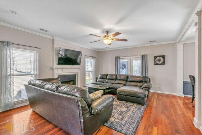 Building Photo - 310 Avebury Ct