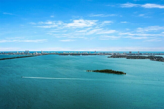 Foto del edificio - 700 NE 24th St