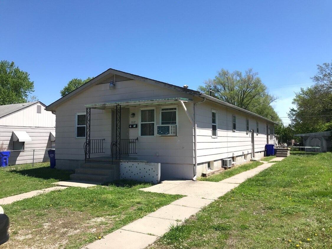 Primary Photo - 1115-1117 N Eisenhower