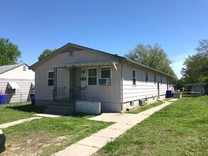 Building Photo - 1115-1117 N Eisenhower Dr