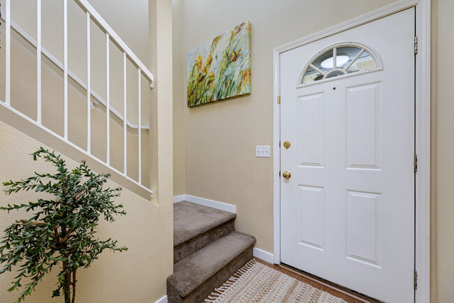 Building Photo - 3 Bed 2.5 Bath Townhome in Prime Boise Loc...