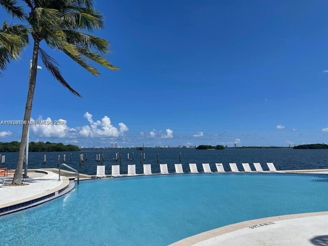 Foto del edificio - 650 NE 64th St