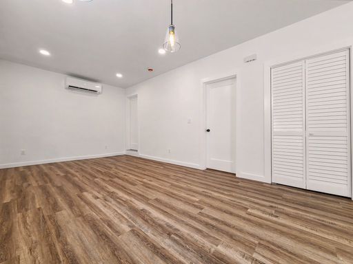 Foto del edificio - AVAILABLE APRIL 18th! Fully Remodeled Lower Unit with Private Entrance