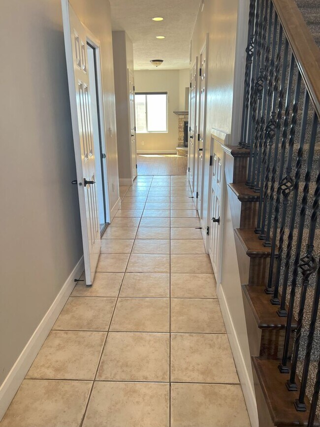 Foto del edificio - 1295 N Cedar Blvd