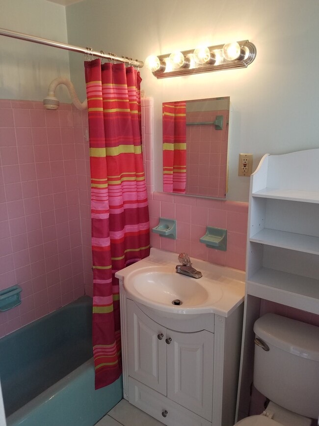 Building Photo - 1408 NE 6th St