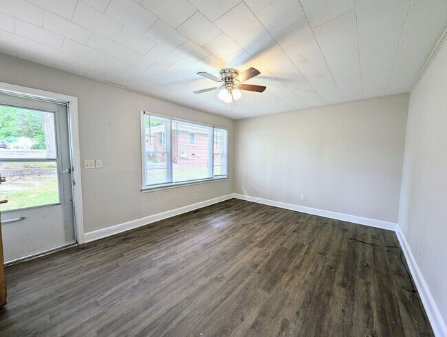 Building Photo - 213 E Weatherspoon