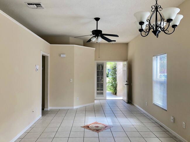 Foto del edificio - GREAT SMALLER 3/2  HOUSE IN SOUTHEAST ORLANDO