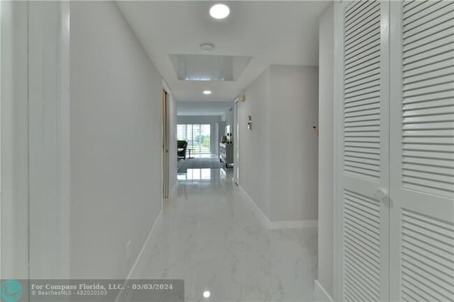 Building Photo - 2751 N Palm Aire Dr