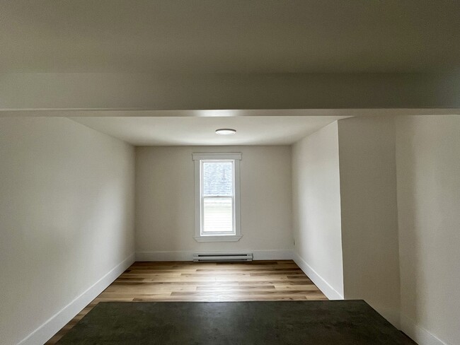 Building Photo - NEWLY RENOVATED THREE-BEDROOM APARTMENT AV...