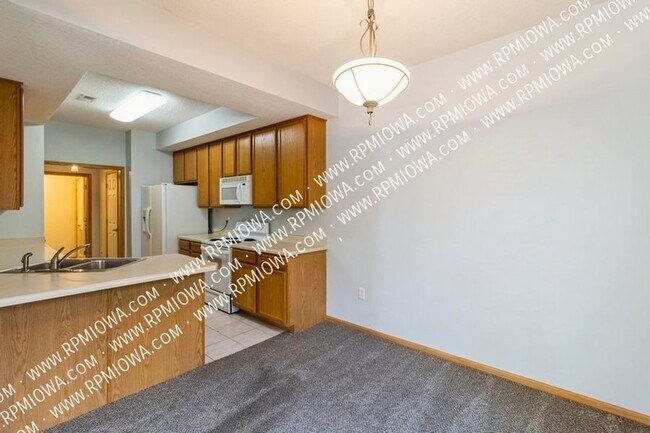 Building Photo - RENT SPECIAL!! 2 Bedroom, 2.5 Bathroom Tow...
