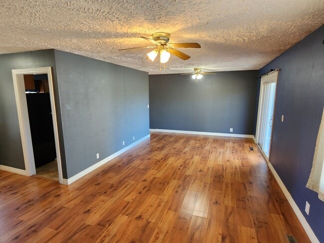 Foto del edificio - 318 W Feather Pl