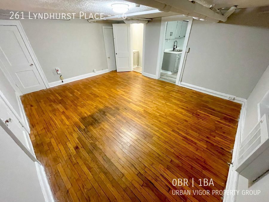Foto principal - 261 Lyndhurst Pl
