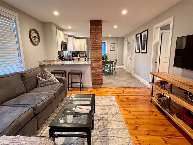 Building Photo - 7 Hardy St