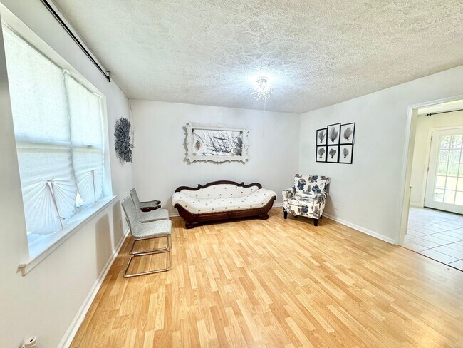 Building Photo - Home located on cul de sac