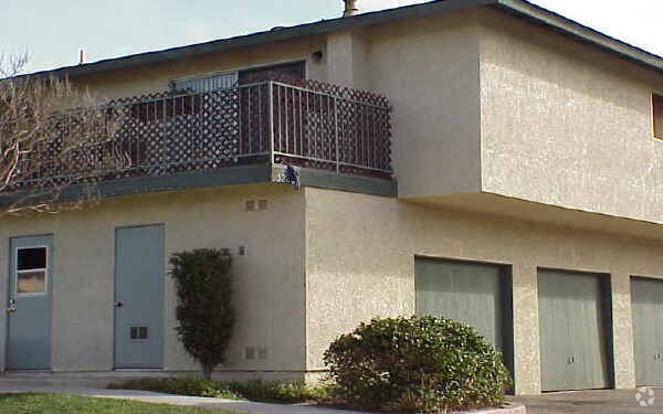 Primary Photo - 528 Courier Ave