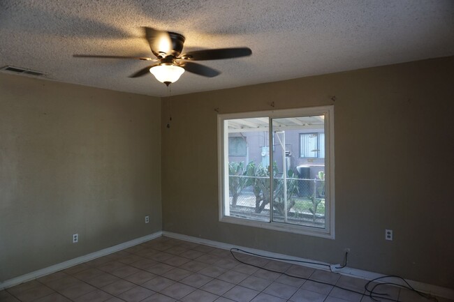 Building Photo - Spacious Home in Southwest Bakersfield