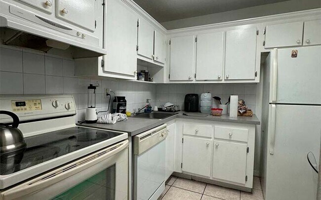 Building Photo - 9440 Fontainebleau Blvd