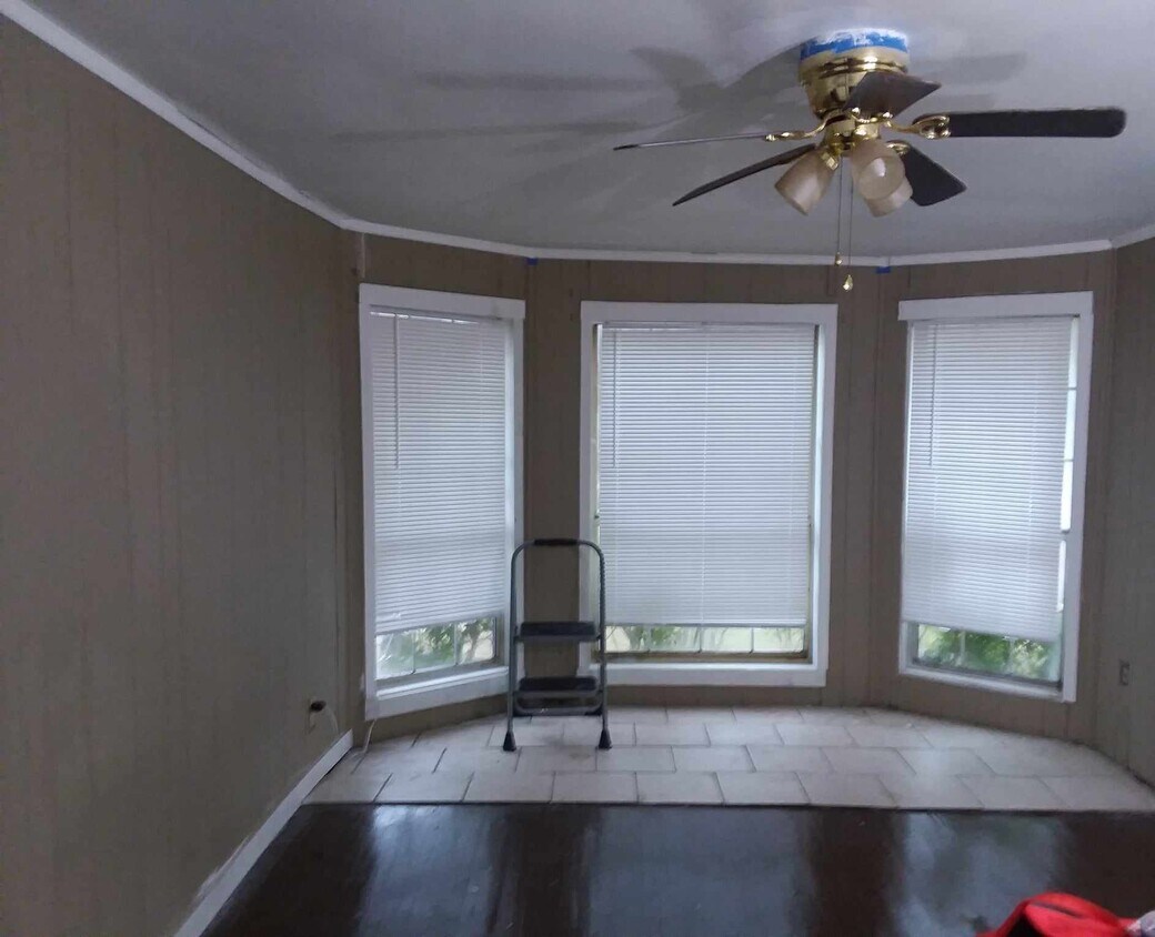 Building Photo - 1232 Rutland Rd