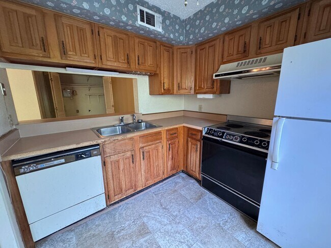 Building Photo - Super Cute Townhouse!