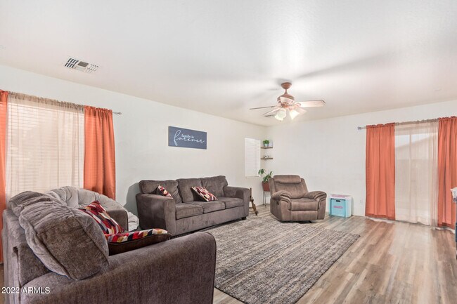Foto del edificio - 7933 W Williams St