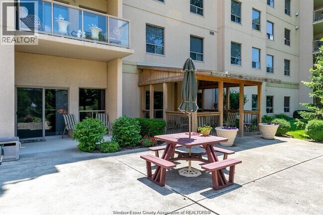 Building Photo - 315 Village Grove Dr