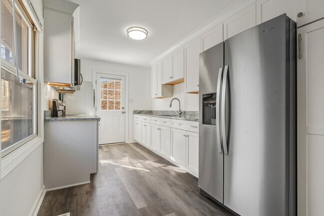 Foto del edificio - Newly renovated single family in Carrboro! Available 2/1/2026!