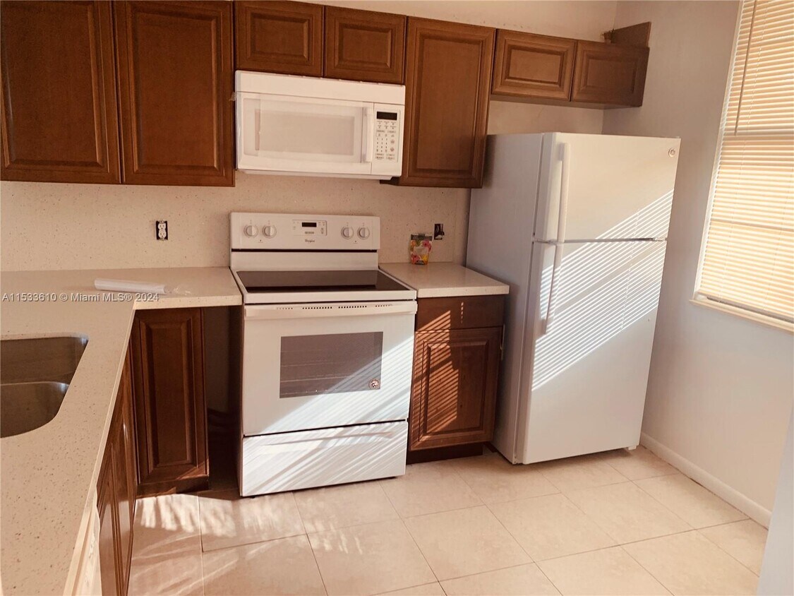 1514 Whitehall Dr Unit 305, Davie, FL 33324 Condo for Rent in Davie