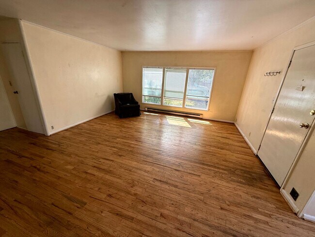 Foto del edificio - 3 Bedroom Duplex Close to U of O Campus