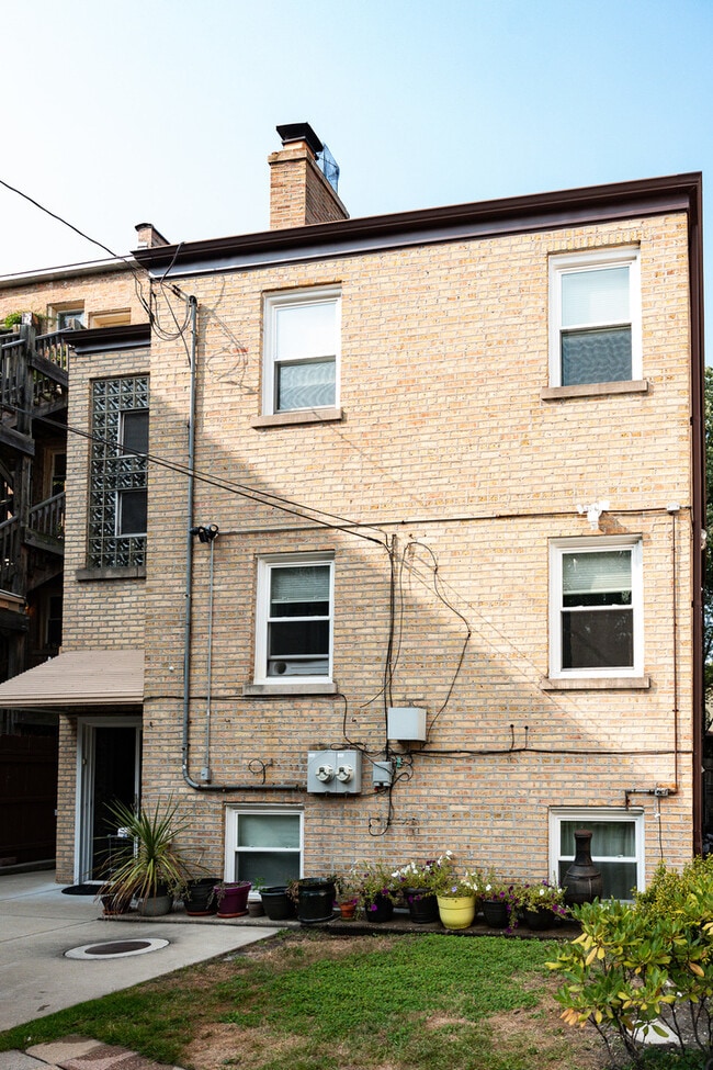 Building Photo - 1843 W Lunt Ave