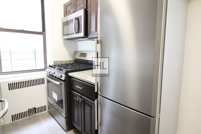 Foto del edificio - 8836 Elmhurst Ave