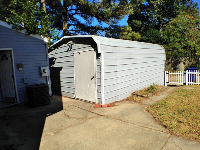 Building Photo - SPACIOUS 4 BED/2.5 TOWNHOME IN GREAT NECK!...