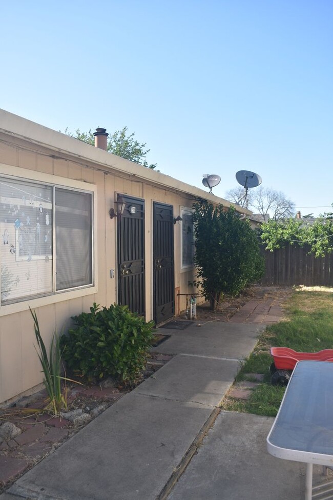 7917-7921 Montgomery Ave Unit 7921, Stockton, Ca 95209 - Room For Rent 