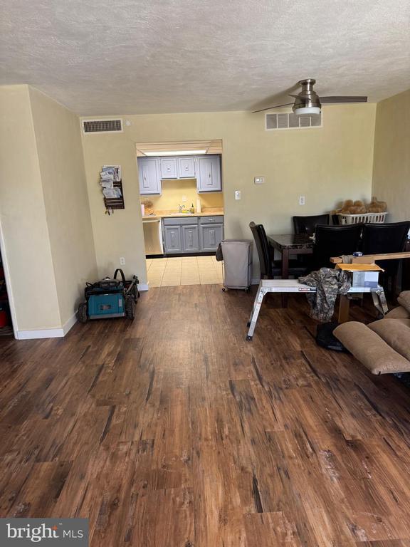 Foto del edificio - 1212 Forest Ln