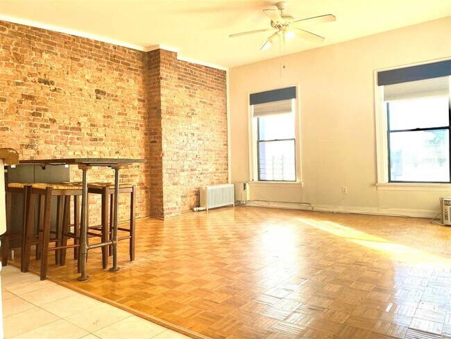 Foto del edificio - 218 Newark Ave