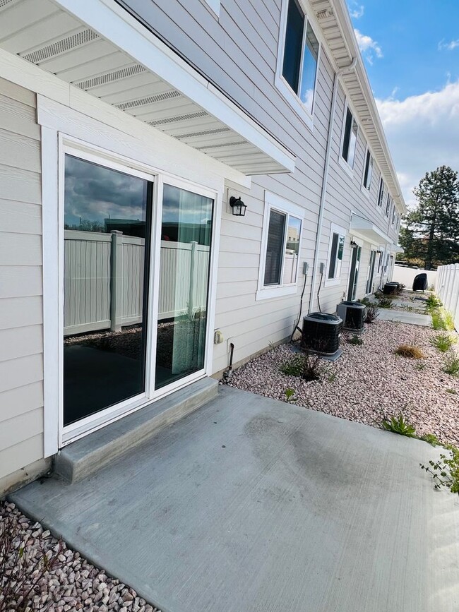 Building Photo - Beautiful new construction town home with ...