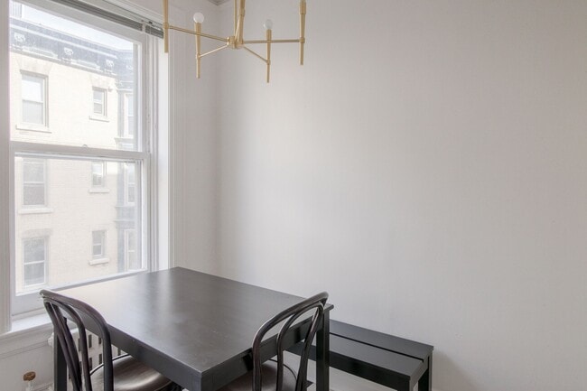 Building Photo - 1245 Rue Saint-Marc