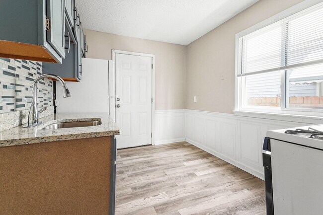 Foto del edificio - 7227 Orchard Ave