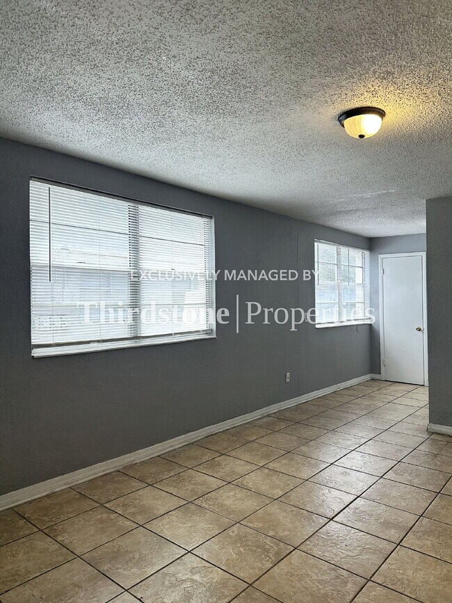 Foto del edificio - 1819 W 6th St