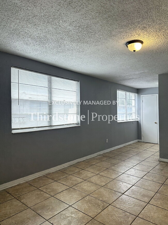 Foto del edificio - 1819 W 6th St